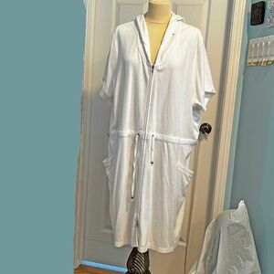 TERRY COVER-UP, WHITE, SZ 4X, TWO WAY ZIPPER, SHORT SLEEVES, HOOD, POCKETS,